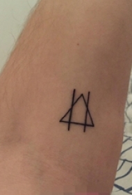 男生手臂上黑白简单线条几何元素三角形纹身图片