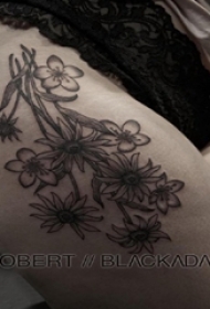 樱花花瓣纹身 女生臀部黑色的樱花纹身图片