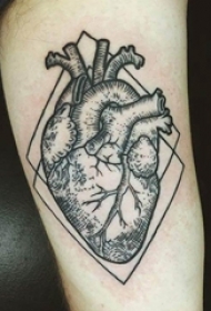 男生手臂上黑色点刺几何简单线条菱形和心脏纹身图片
