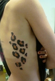 女生侧腰上彩绘几何抽象线条豹纹纹身图片