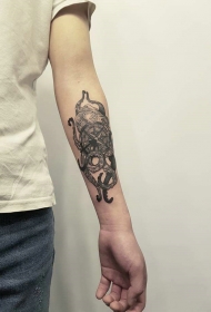 手臂复古个性指南针纹身图案