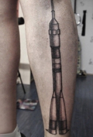 男生小腿上黑灰素描点刺技巧宇宙飞船纹身图片