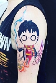 女生手臂上彩绘水彩素描创意哈利波特卡通元素纹身图片