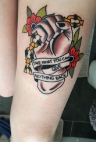 女生手臂上彩绘植物素材英文短句和手部纹身图片