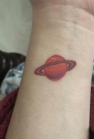 女生手腕上红色渐变几何线条星球纹身图片