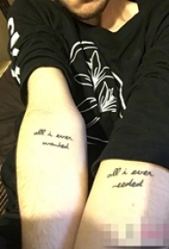 男生手臂上黑色抽象线条英文短句纹身图片
