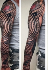 男生手臂上黑色线条几何元素创意花纹花臂纹身图片