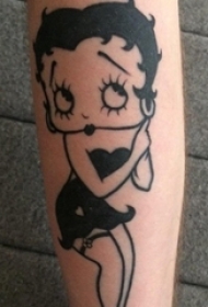 女生手臂上黑色简单线条可爱卡通人物纹身图片