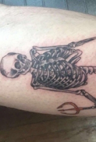 男生小腿上黑灰素描点刺技巧创意美人鱼骷髅纹身图片