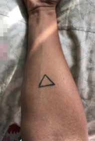 男生手臂上黑色线条几何元素三角形纹身图片