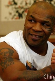 拳王泰森右臂毛主席肖像纹身图案