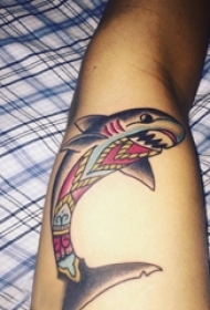 鲨鱼纹身图 男生手臂上彩色的鲨鱼纹身图片