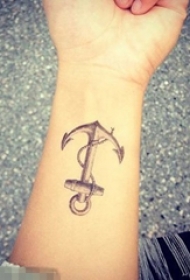 女生手臂上黑色素描海军风船锚纹身图片