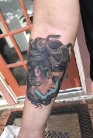 女生手臂上彩绘抽象线条人物肖像美杜莎纹身图片