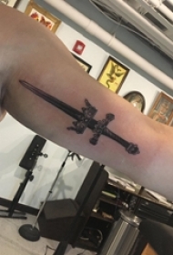 手臂纹身素材 男生手臂上黑色的宝剑纹身图片