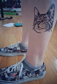女生小腿上黑色点刺简单抽象线条小动物猫纹身图片