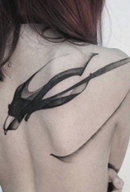 女生背部黑色古典水墨创意个性纹身图片