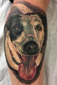 男生手臂上彩绘抽象线条小动物宠物狗纹身图片