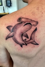 男生后肩上黑灰点刺简单线条小动物锤头鲨纹身图片