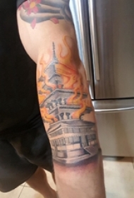 建筑物纹身  男生手臂上火焰和建筑物纹身图片