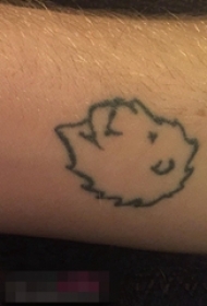 男生手臂上黑色简单线条简笔狮子纹身图片