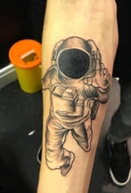 男生手臂上黑灰点刺简单线条人物宇航员纹身图片