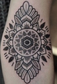 女生手臂上黑灰素描点刺技巧创意梵花花纹纹身图片
