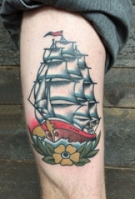 纹身大腿男 男生大腿上彩色的帆船纹身图片