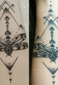 女生手臂上黑色线条点刺技巧创意蜻蜓纹身图片