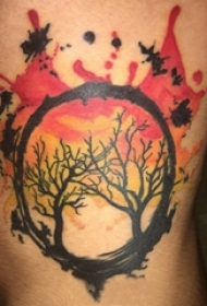树纹身 男生大腿上彩色的大树纹身图片