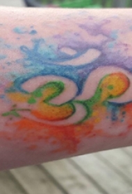 男生手臂上彩绘泼墨抽象线条符号纹身图片