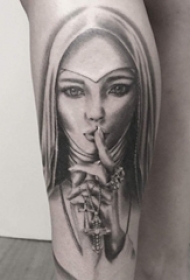 女生小腿上黑灰点刺简单抽象线条人物肖像纹身图片