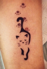 男生手臂上黑色素描创意文艺可爱猫咪纹身图片