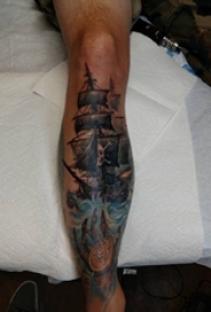 欧美小腿纹身 男生小腿上彩色的海盗船纹身图片