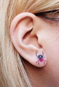 女生耳朵上彩绘渐变小动物蜘蛛纹身图片