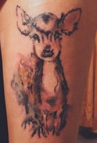 女生大腿上彩绘渐变抽象线条可爱小动物鹿纹身图片
