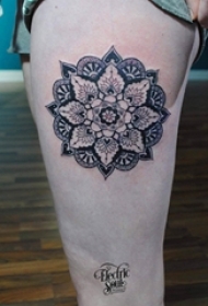女生大腿上黑灰素描几何元素梵花花纹纹身图片