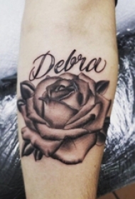 玫瑰小清新纹身 女生手臂上英文和玫瑰花纹身图片