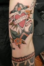 男生手臂上彩绘简单线条英文花朵和船锚纹身图片