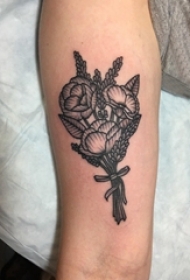男生手臂上黑色点刺技巧简单线条植物花朵纹身图片