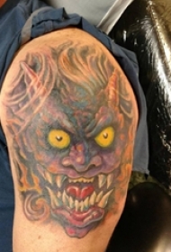 男生大臂上彩绘渐变抽象线条恐怖怪物纹身图片