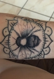 男生手臂上黑色点刺几何简单线条花朵和蜜蜂纹身图片