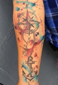男生手臂上彩绘泼墨指南针和船锚纹身图片