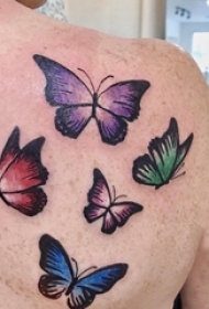 女生后背上彩绘渐变简单线条动物蝴蝶纹身图片