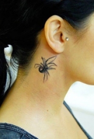 女生耳后黑灰素描点刺技巧创意蜘蛛3d纹身图片