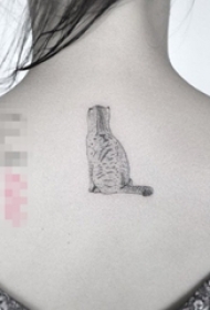 女生后背上黑灰色简约线条宠物猫纹身图片