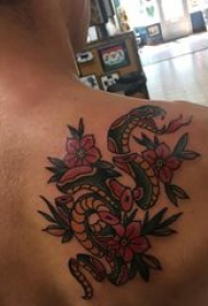 蛇和花朵纹身图案 男生背部蛇和花朵纹身图案