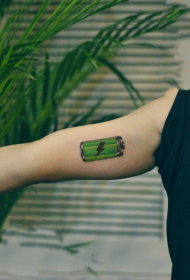手臂绿色的电池纹身团