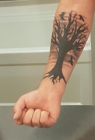 松树纹身男生手臂上黑色的松树纹身图片