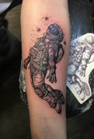 男生手臂上黑灰素描点刺技巧宇航员纹身图片
